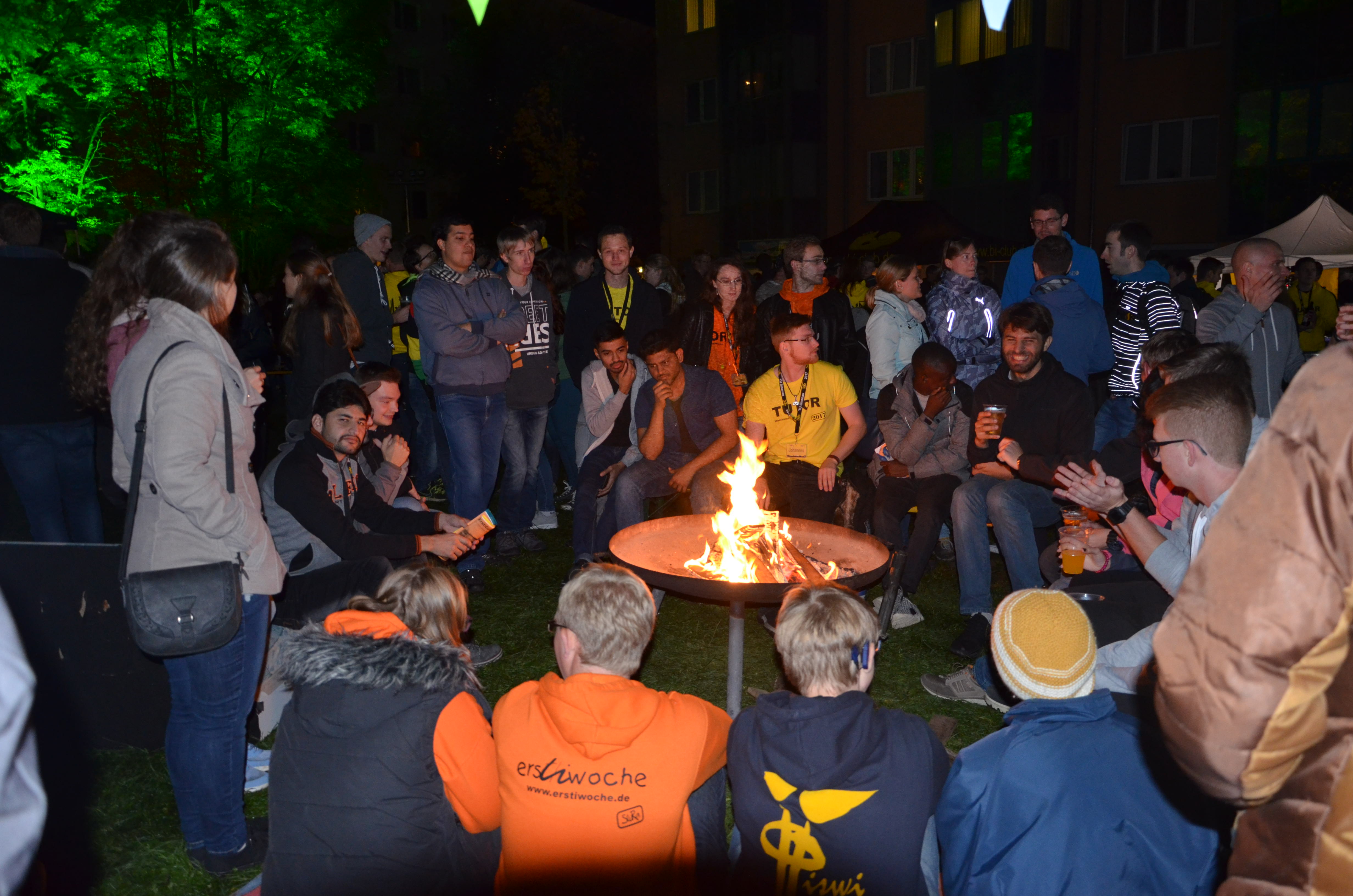 Menschen am Lagerfeuer