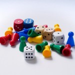 Würfel und Spielsteine (fotografiert von Wolfgang Lonien, cc-by-sa)